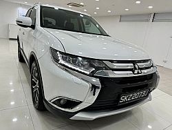 Mitsubishi Outlander 2.4 CVT Sunroof Facelift 2016 White Rear Entertaiment